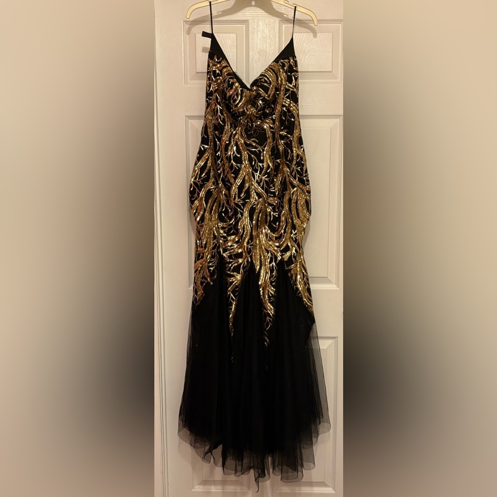 Sale! Elegant Black and Gold Evening Gown - Picture 5 of 10